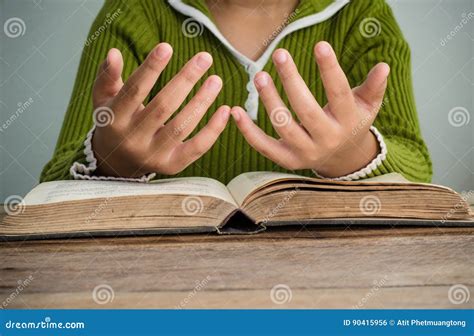 Manos Con La Biblia En La Tabla De Madera Foto De Archivo Imagen De