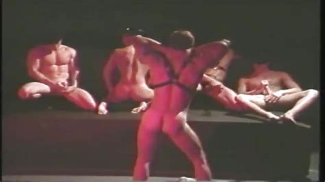 Superbe étalon gay dans un gangbang hardcore Porn