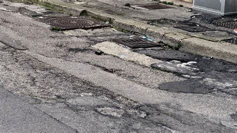 Strada E Marciapiede Fortemente Dissestati Degrado In Via Emilia