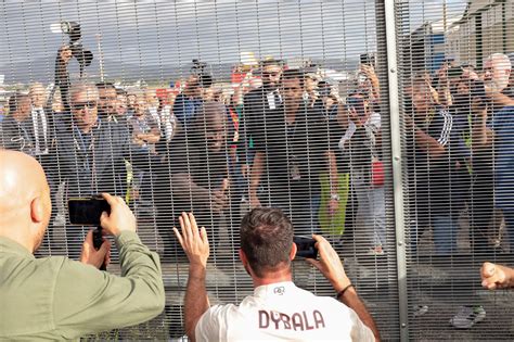 Lukaku Sbarca A Roma Il Saluto Ai Tifosi Impazziti A Ciampino