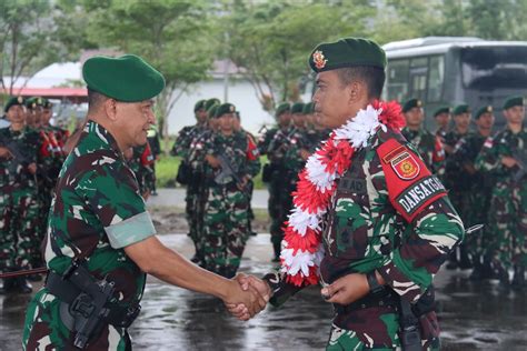 Tiba Di Maluku Satgas Yonarmed Kostrad Disambut Oleh Pangdam Xvi