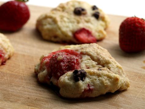 Erdbeer Vanille Scones Mit Dunkler Schokolade Und Rhabarberkompott