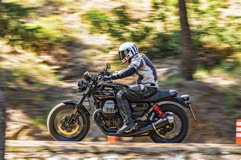 Test Ride Moto Guzzi V Stone Special Edition Drive