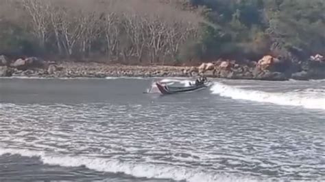 Viral Detik Detik Perahu Nelayan Karam Dihantam Ombak Di Pantai Pancer