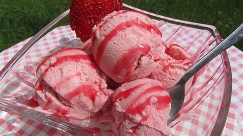 Helado de frutilla una receta económica para hacer con solamente 3