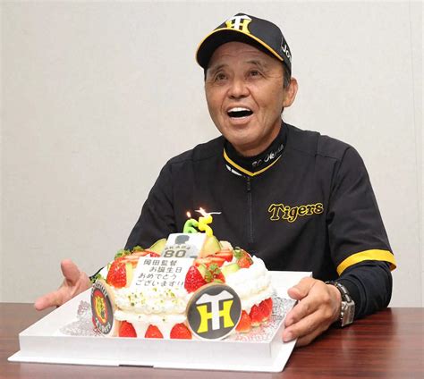 ＜阪神・岡田監督誕生日＞65歳の誕生日に報道陣からケーキをプレゼントされ、ロウソクの火を消す前に笑顔の岡田監督（撮影・椎名 航） ― スポニチ Sponichi Annex 野球