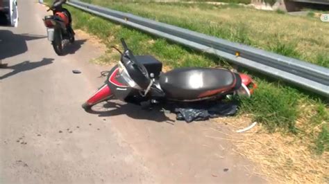 Fuerte choque entre dos motos en la autopista dejó una persona herida