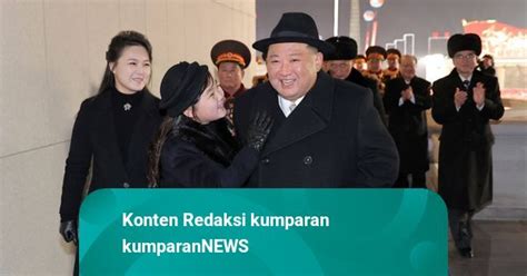 Foto Kim Jong Un Ajak Keluarga Nonton Parade Militer Korut Kumparan