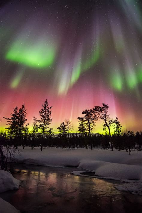 Auroras Reflecting On Frozen River Landskap Resa