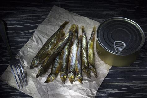 Копченая мойва и сохраняет олов на деревянной предпосылке Стоковое Фото ...