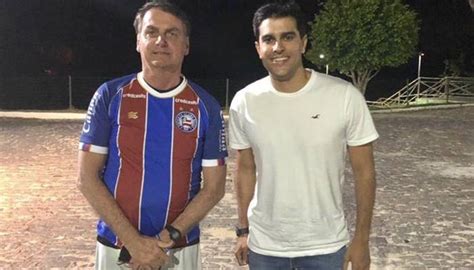 Vereador De Salvador Presenteia Bolsonaro Com Camisa Do Bahia