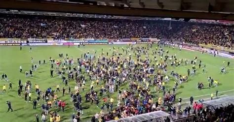 Insólito Invadieron La Cancha Para Celebrar El Ascenso De Su Equipo