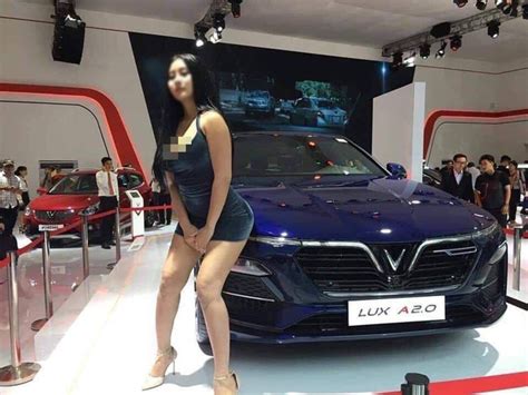 Cô gái mặc bikini gợi cảm vừa uốn éo vừa nướng thịt giữa phố