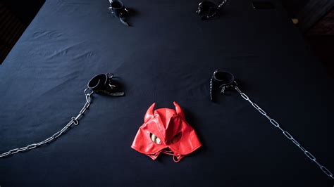 Comment Attacher Son Partenaire Au Lit BDSM Boutique