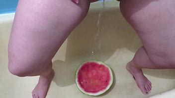 Mear y lavarse con orina A esta milf tetona le encanta el fetiche sucio Recopilación amateur