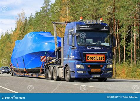 O Caminh O Do Homem Transporta Um Barco Como A Carga Excepcional