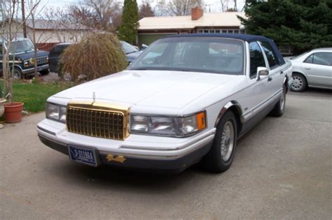 Lincoln Town Car Information And Photos Momentcar