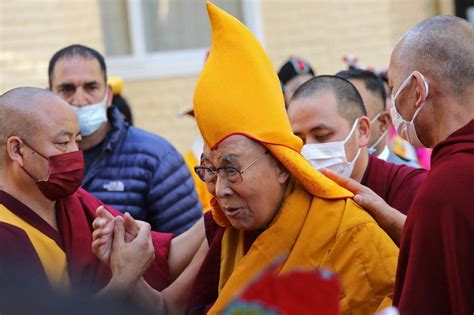 Dalai Lama Pede Desculpas A Menino Por Pedir Lhe Para Chupar Sua L Ngua