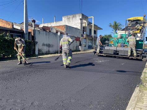 Ruas do bairro Nossa Senhora de Fátima em Penha recebem asfalto