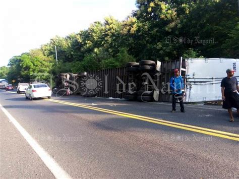 Conductor De Trailer Lesionado Tras Volcar En Carretera Libre Tepic