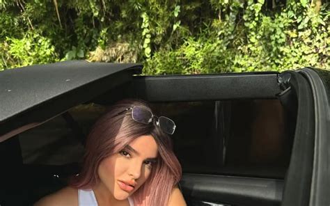 Silvi Saab hot con lencería blanca en auto deportivo ColorMusic