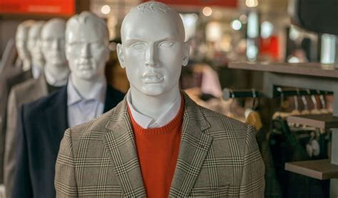 'Home Alone' thieves conned staff by posing as mannequins until store ...