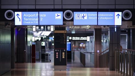 Zweiter Streiktag Am Hamburger Flughafen Erste Fl Ge Gestrichen Noz