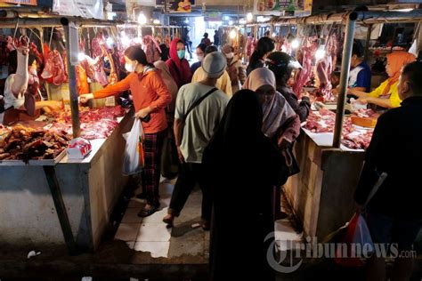 Belanja Kebutuhan Lebaran Di Pasar Tradisional Kota Bandung Foto