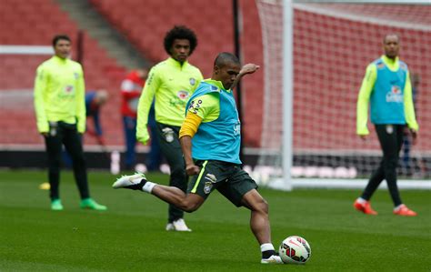 Douglas Costa Se Diz Pronto Para Atuar Como Volante Se Dunga Precisar