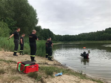 Słubice24 pl Wrak osobowego Audi wydobyty z jeziora w Kunowicach