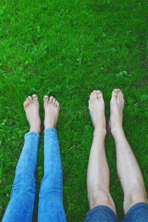 Photos De Adolescente Insouciante Aux Pieds Nus Heureuse Photos De