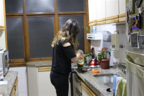 Camila organizando a cozinha Após fechar o forno Camila g Flickr