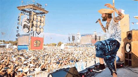 Jovanotti la carica dei 20mila sotto il sole ad Albenga è una tribù