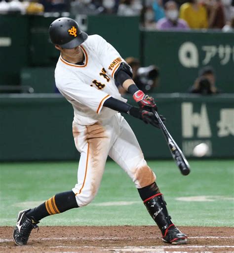 ＜巨・中（2）＞8回、若林は勝ち越しタイムリー二塁打を放つ （撮影・森沢裕） ― スポニチ Sponichi Annex 野球