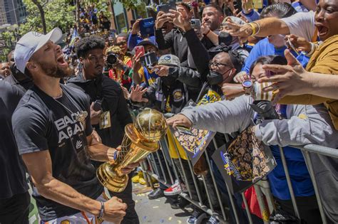 Warriors Parade Fans Pack Nba Championship Celebration