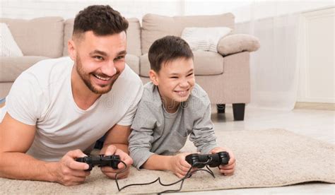Père Et Fils Gay Jouer à Des Jeux Vidéo Image stock Image du amusement famille 177339501