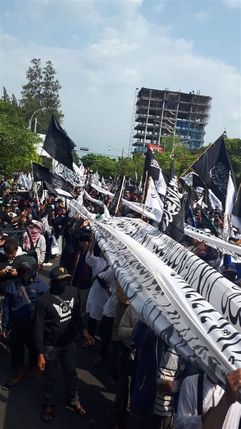 Merinding Begini Penampakan Bendera Tauhid Dalam Aksi Ummat Islam Solo