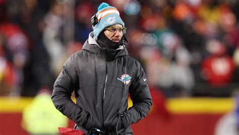 Dolphins Hc Mike Mcdaniel S Frigid Sideline Look Goes Viral On Social Media