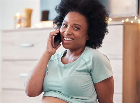 Una llamada telefónica feliz y una mujer negra se relajan mientras