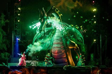 Watch Disneyland's dragon catch on fire during Fantasmic show