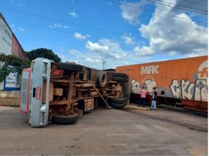 Após colisão locomotiva caminhão tem danos generalizados em