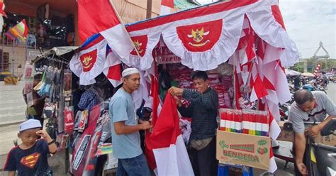 Jelang 17 Agustus Penjual Bendera Merah Putih Raup Untung Hallobanua