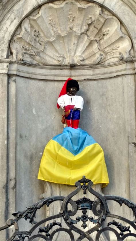 "Писающий мальчик" в Брюсселе испортил флаг Украины