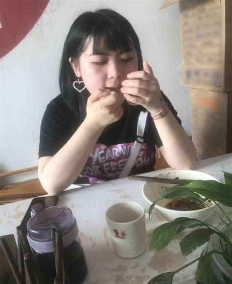 Bóc phốt bạn gái hot girl trên mạng không xinh như trong ảnh anh thanh niên bị CĐM tổng tấn