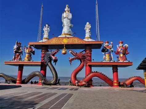 Keunikan Klenteng Sanggar Agung Di Tepi Laut Desember