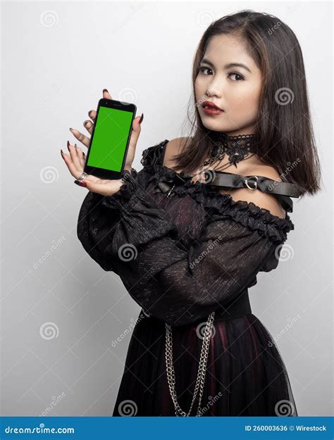 Filipina Em Uma Fantasia De Vampiro Segurando Um Celular Verde Em Tela