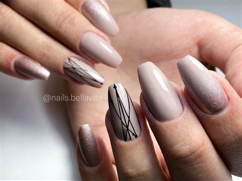 Elegant nude and glitter geometric nail art nails Uñas