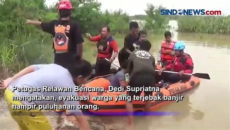 Petugas Relawan Bencana Kesulitan Evakuasi Warga Cikarang Yang Terjebak