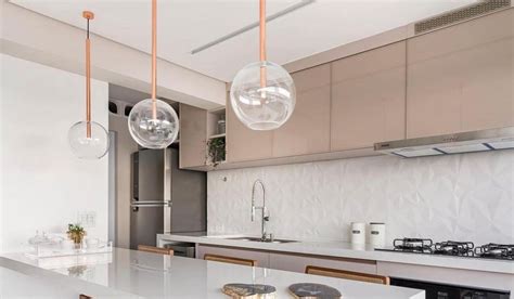 Cozinha contemporânea pequena nude e branca integrada à sala Decor Salteado