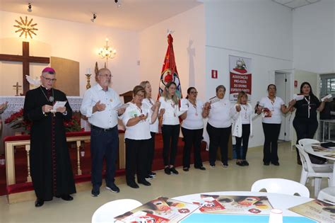 Coroa do Divino reúne os devotos para mais uma tarde de reza e